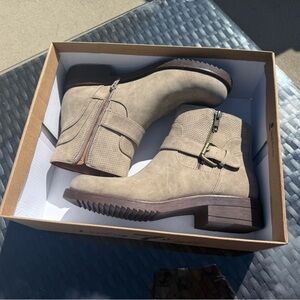 Elegant Beige Ankle Boots